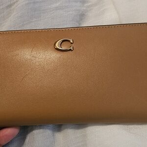❌ SOLD ON ANOTHER PLATFORM❌🍯 Coach Essential Slim Wallet – Honey Brown 🤎✨